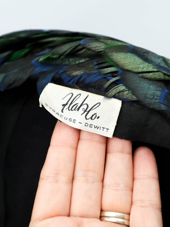 Vtg \'50s Feathered Tilt Cocktail Hat Flah & Co. Syracuse NY Green Blue & Black main image 8